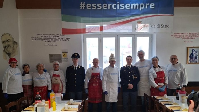 solidarieta il questore di salerno ai fornelli per la caritas
