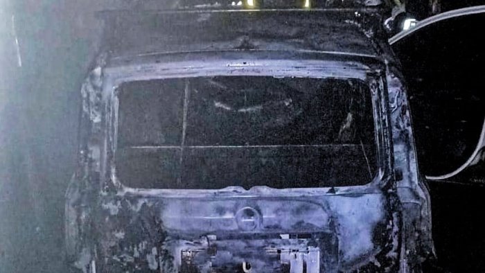 solofra auto in fiamme nella notte in via cerzeta indagano i carabinieri