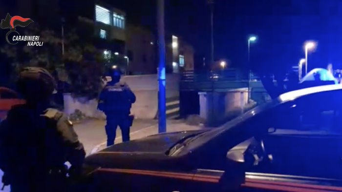 napoli 204mila euro pistole e orologi di lusso denunciata intera famiglia
