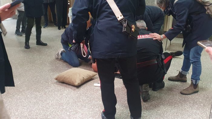 tribunale arresto cardiaco per un avvocato salvato da dottoressa e carabinieri