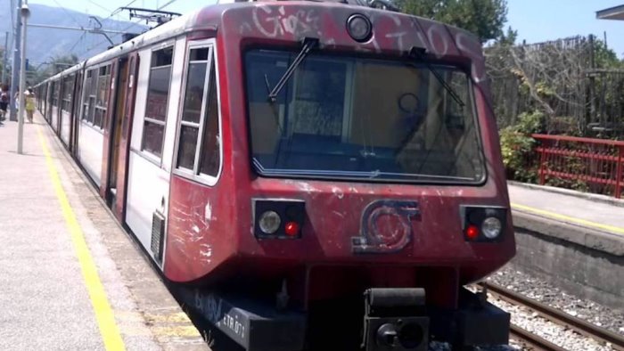 circumvesuviana treno strapieno pendolari denunciano e finiscono in caserma