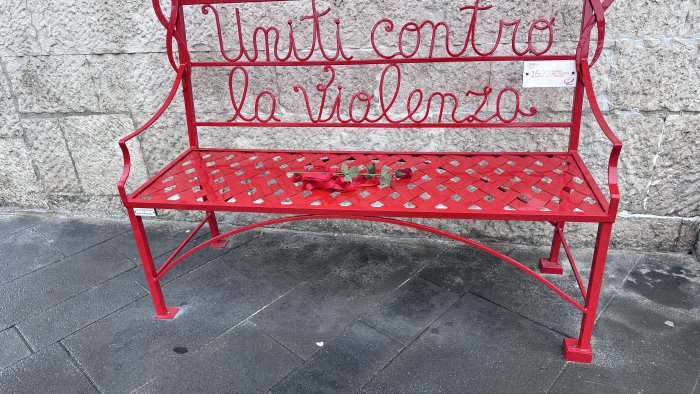 una panchina rossa all asl testimonianza impegno concreto contro violenza