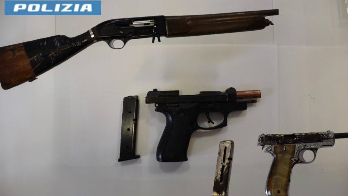 napoli pianura rinvenute armi e diversi quantitativi di droga