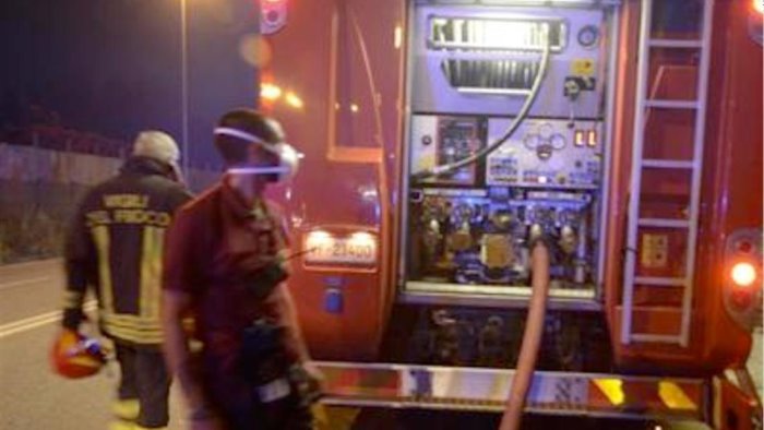 incendio in un appartamento morta una 61enne grave il marito