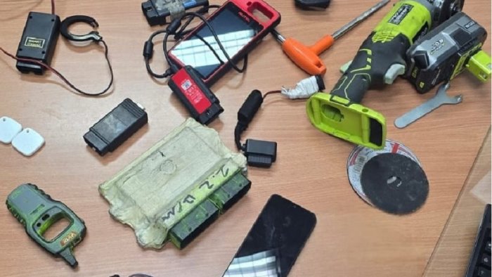 asse mediano sorpresi a rubare un auto arrestato un 26enne