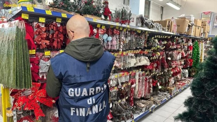decorazioni natalizie non conformi blitz della finanza nel baianese
