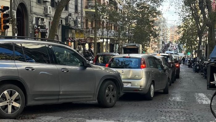 sos dal vomero tanta gente in strada e traffico impazzito