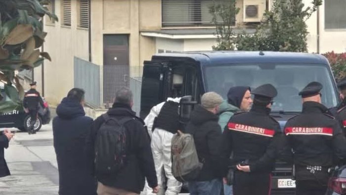 femminicidio ad ancona 49enne uccisa in casa il marito e ricercato