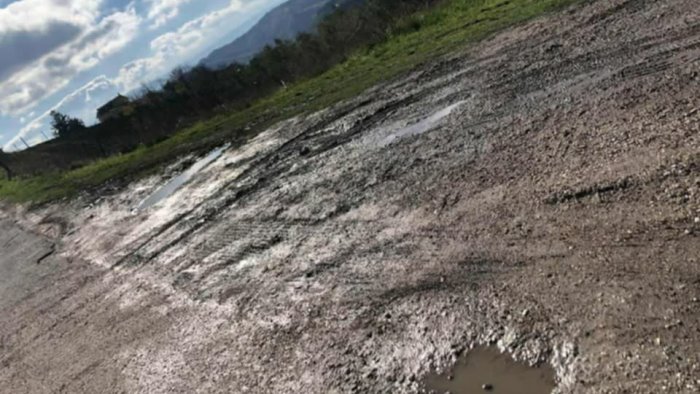 ariano gli abitanti di tesoro fango e buche vicino alla ecoisola chi ripara