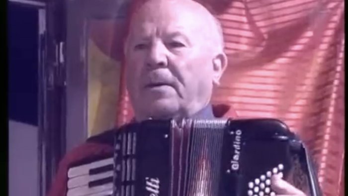 ariano saluta il maestro giardino istituzione della musica e fotografia