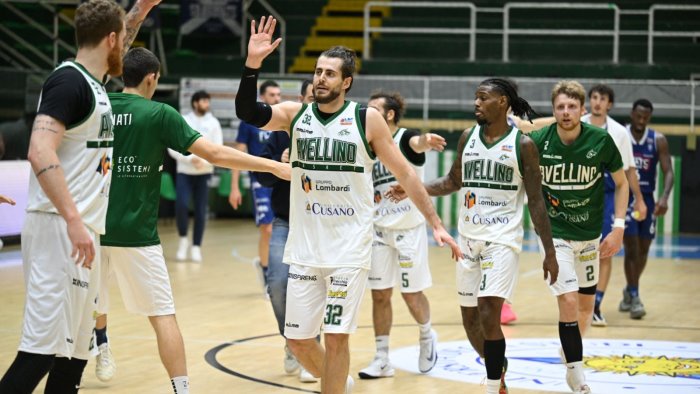 terza vittoria di fila per l avellino basket fortitudo bologna ko 85 62