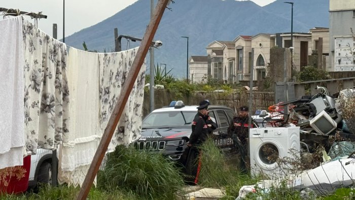 carabinieri al campo rom di via del riposo 22 bambini tra montagne di rifiuti