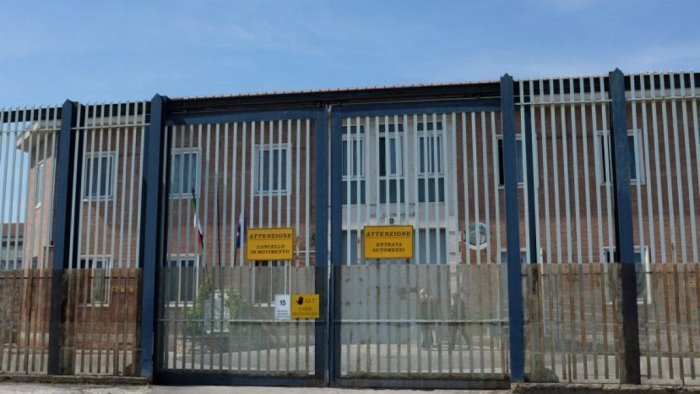 carcere avellino agente colpito in infermeria da un detenuto