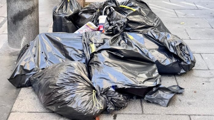 sacchi con scarti edilizi in strada tradito da lettere nei sacchi e denunciato