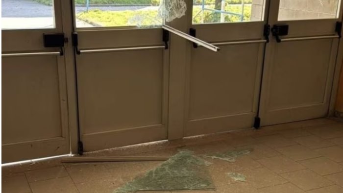 atti vandalici alla scuola di barra il prefetto incontra docenti e genitori