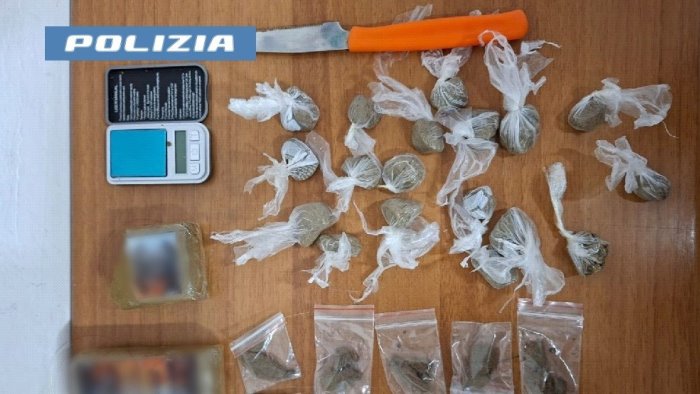 nasconde droga in casa scoperto e arrestato dalla polizia