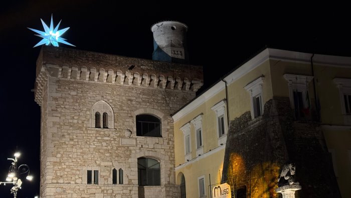 la stella di natale torna a splendere sulla rocca dei rettori di benevento