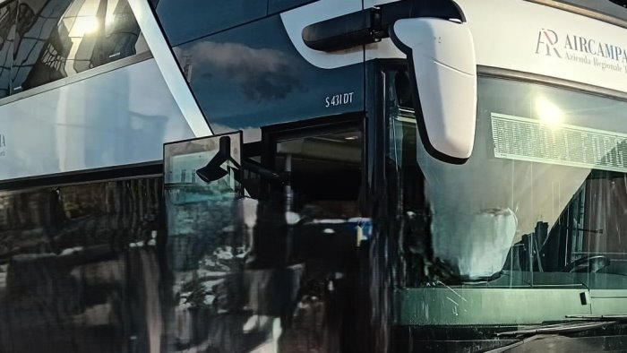 tenta di dare testata all autista e di strangolare agente terrore sul bus