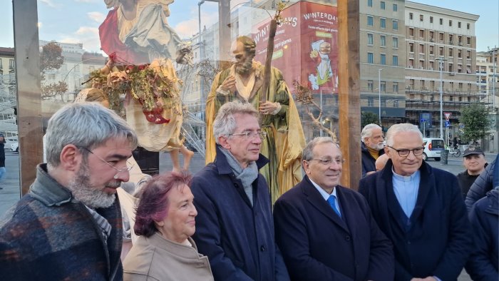 natale a napoli la nativita a grandezza naturale in piazza municipio