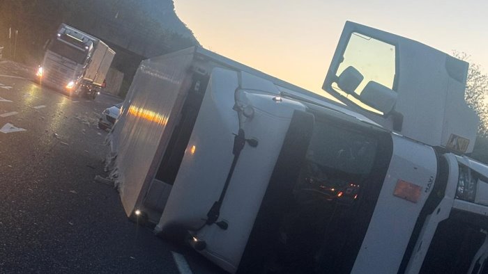 fora pneumatico tir si ribalta in autostrada circolazione interrotta