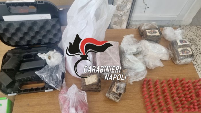 perquisizioni dei carabinieri a scampia 7 chili e mezzo di droga e una pistola