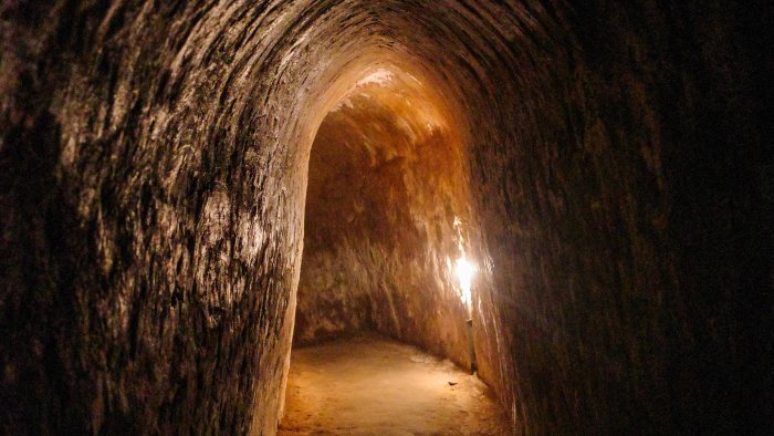 incredibile a pomigliano scoperto un tunnel sotto la banca da svaligiare