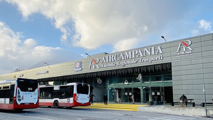 avellino paura all autostazione uomo armato di coltello fermato dai carabinieri