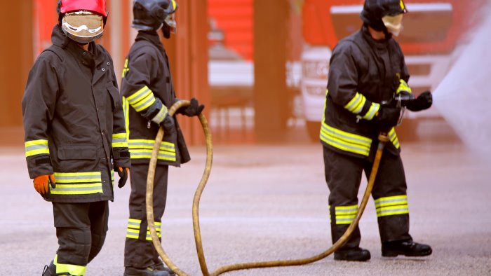 stufa in fiamme ustionata un intera famiglia in ospedale anche un bimbo