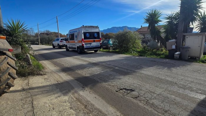tamponano un auto e la vettura si ribalta quattro persone in ospedale