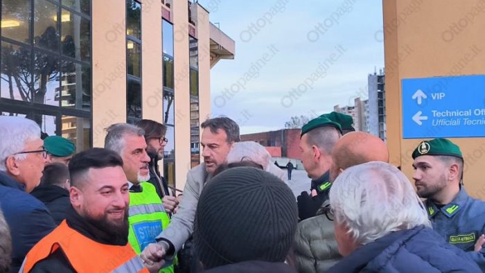 foto salernitana fischi e tensione faggiano a colloquio con i tifosi