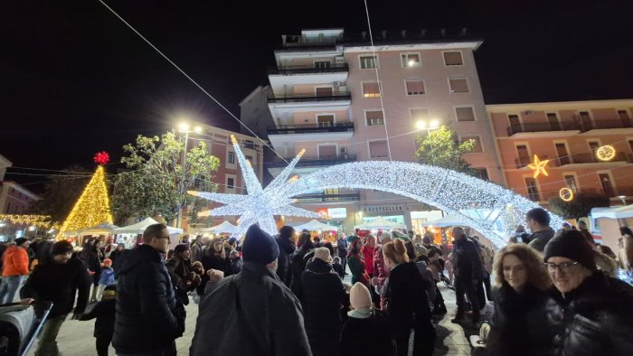 via agli eventi di natale si alza il sipario sulla fabbrica degli elfi