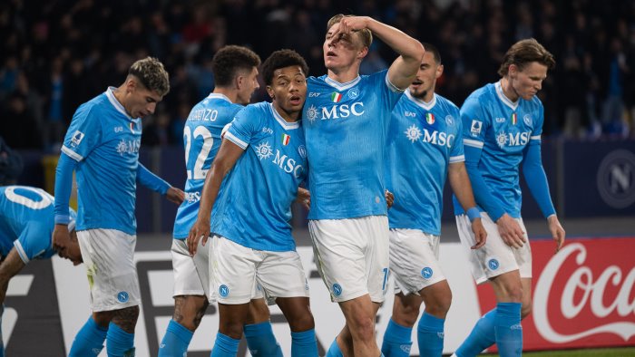 napoli subito testa alla champions conte dovra gestire le energie