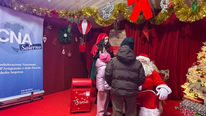 mercatini e la casetta di babbo natale luci d artista artigiani protagonisti