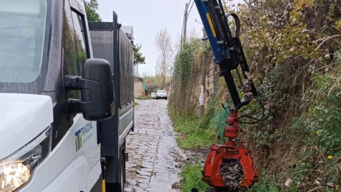 pozzuoli degrado sull antica strada romana interviene il comune