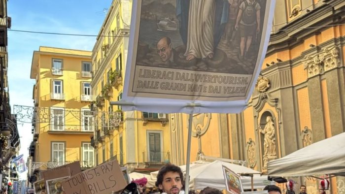 napoli processione anti turistificazione liberaci dall overtourism