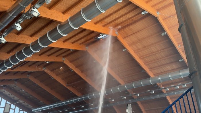 incendio al palazzetto dello sport la struttura dichiarata inagibile