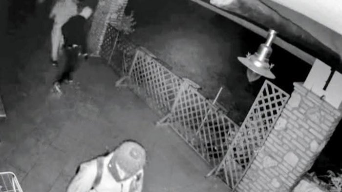 ladri scatenati ad atripalda rompono vetri forzano porte e rubano tutto