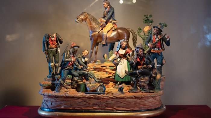 reggia di caserta arrivano i briganti le statuine nella sala del presepe