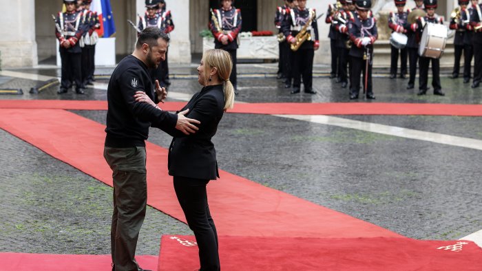 zelensky vede il papa ora meloni roma tra diplomazia e tensioni interne