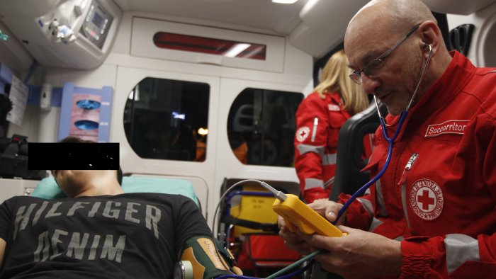 genova ambulanza travolge 12enne mentre va a scuola e in condizioni critiche