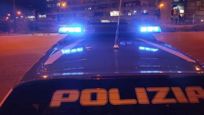 scampia tentano di rubare i fari di un auto arrestati dalla polizia