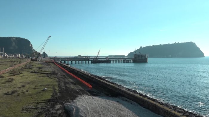 bagnoli al via le demolizioni a mare manfredi giorno storico