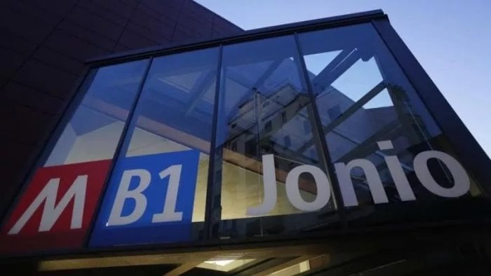 stupro fuori dalla metro jonio caccia a tre uomini dopo l aggressione notturna