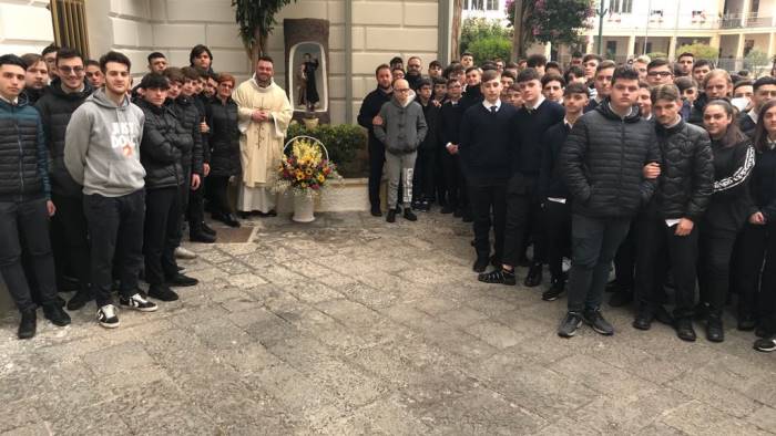 gli studenti del villaggio ricordano san giovanni bosco