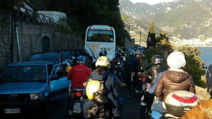 fermi nel traffico rissa tra autista di bus e un giovane