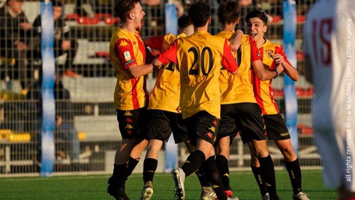 u17 pesante vittoria a cosenza agganciata la zona play off