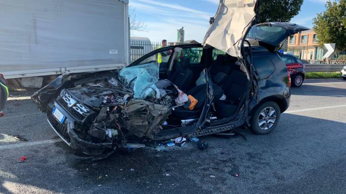 eboli finisce con l auto contro un tir grave 40enne