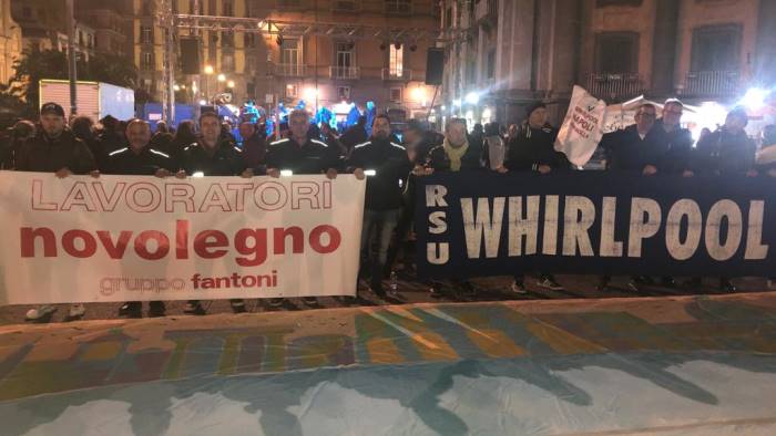 operai novolegno in piazza con le sardine e whirlpool