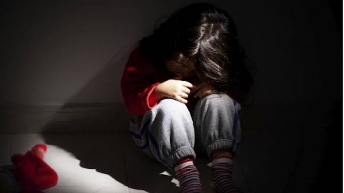 bambina di 10 anni violentata da branco di ragazzini