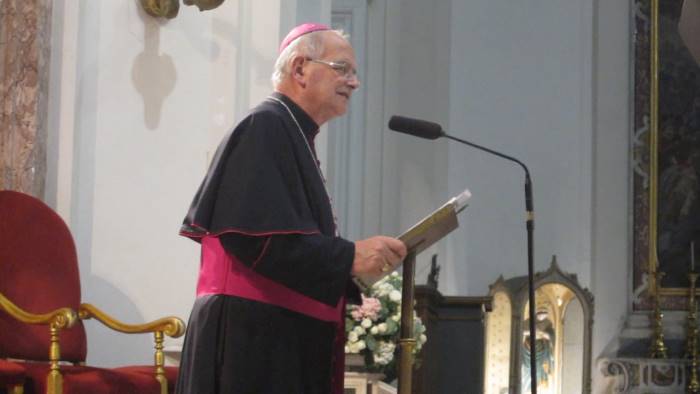 aversa nomina parroco contestata vescovo annulla cerimonia